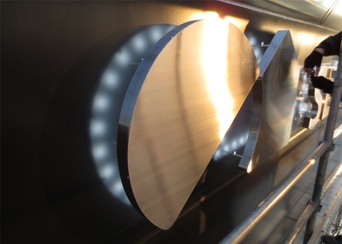 ステンレス看板の写真