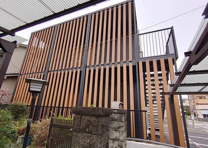 アルミルーバーを設置したアパート