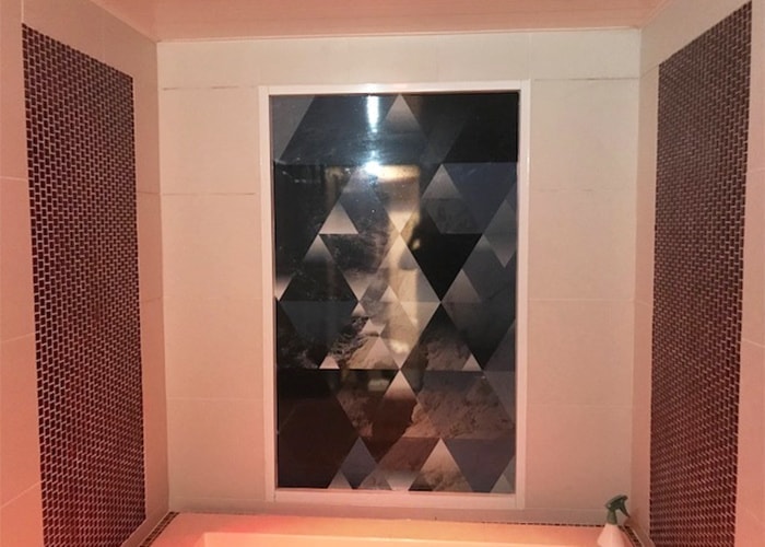 ガラスフィルムを使用した看板