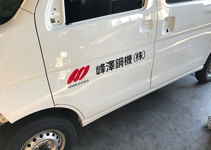 カッティングシートを施した車