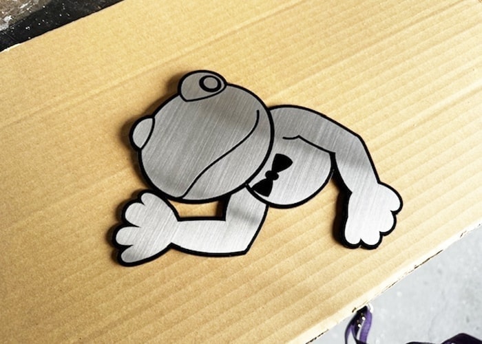 手書きスケッチから誕生したステンレス看板