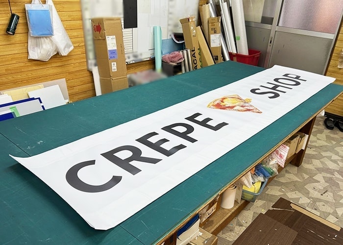 クレープ屋の横断幕