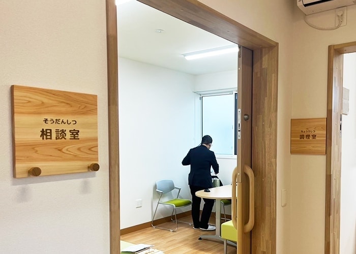 木製看板の室内サイン