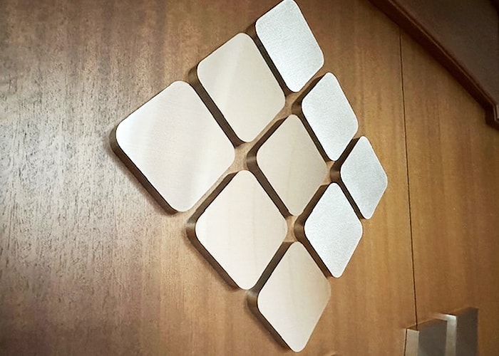 ステンレス素材のロゴマーク