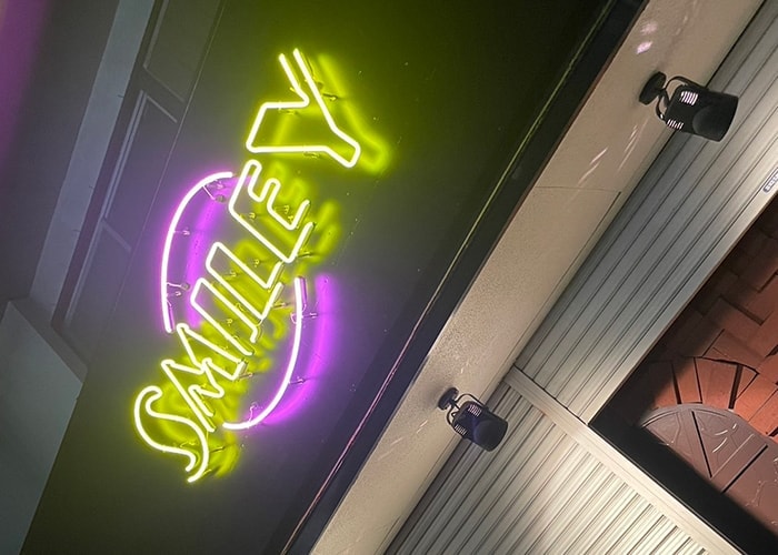 飲食店のネオンサイン